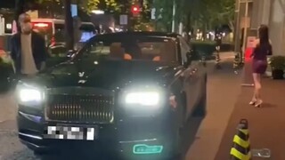 社牛小伙街上偶遇劳斯莱斯，竟然让车主给他拜年，“结局是万万没想到的”