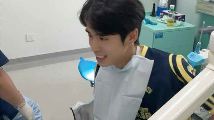 يا رفاق، أنا مستعد لتركيب تقويم الأسنان، وسأشارككم تجاربي في المستقبل!