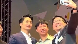 Chiang Wan-an presented the "Mayor Award" to junior high and high school students in Taipei City