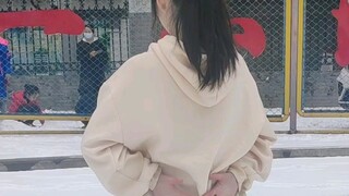 I’m so sorry for being so cute in the snow (｡>∀<｡)