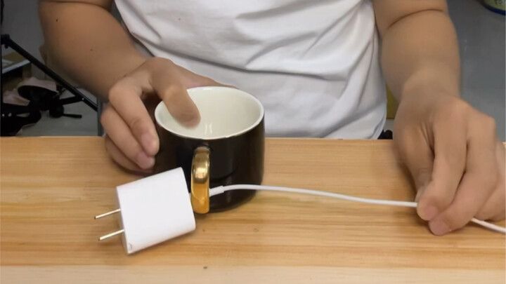 Dây sạc bị kẹt trong cốc không lấy ra được phải làm sao đây? Chỉ cần tư duy không trượt dốc, cách gi