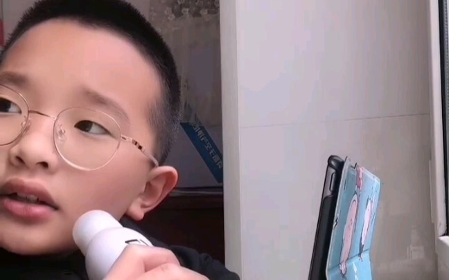 小学生模仿乘务员，老师被气得转行当乘务员了