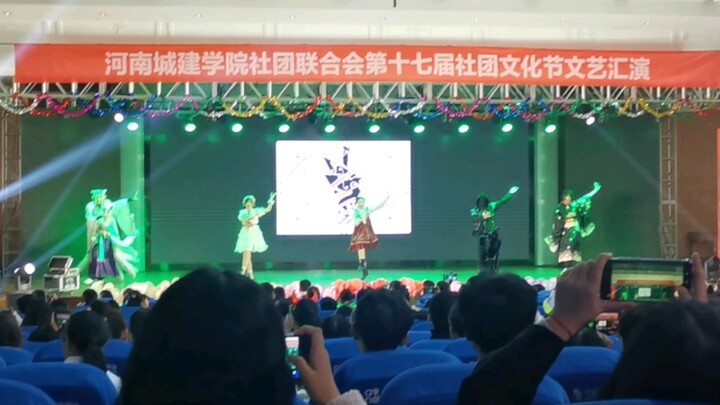 在学校社团文化节上跳魔进战队ed舞