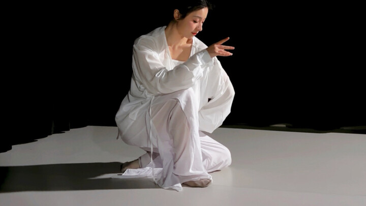 Korean ethnic dance | Crane steps and willow hands—such is the sway of the wind.