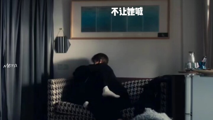 الأرنب الأبيض الصغير لا يستطيع الهروب من حيل الذئب الرمادي الكبير.