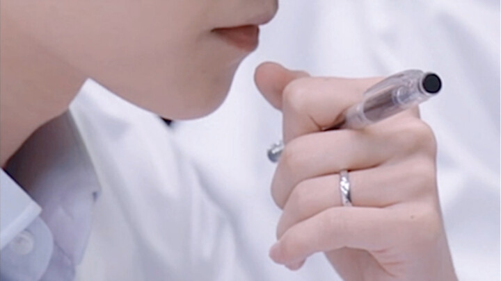 Teacher Yu’s hand control welfare, especially the hand wearing the wedding ring, inexplicably sweet!