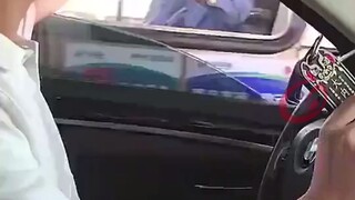 Cầm lệnh bài của triều trước, nộp lộ phí cho triều này.