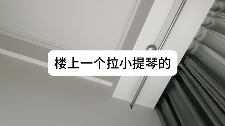 หากคุณอาศัยอยู่ในอาคารนี้ คุณจะต้องสวมทักซิโด้แม้กระทั่งเวลาเข้าห้องน้ำ