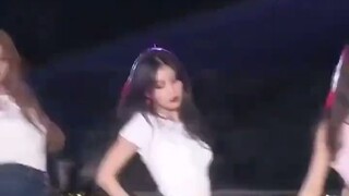 Soojin's dance lines after dancing HyunA's "BubblePop" are super beautiful