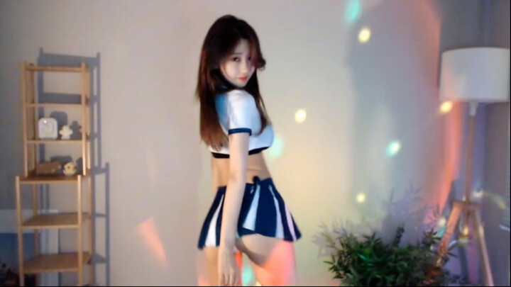 شو يَا، تنورة قصيرة مثيرة وبلو جوب