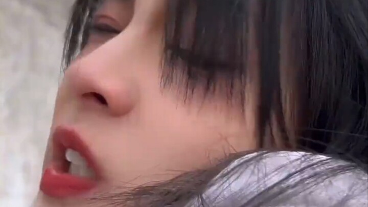 My female friend rode an electric scooter to pick me up, and this is what happened.