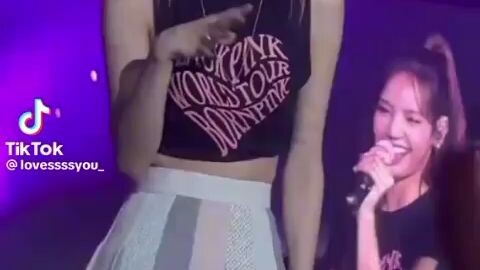 look at rose'reaction when lisa calls rose and jennie when rose rapped, jennie seemed different,:)