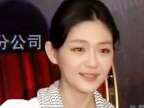 Nếu trong thời thanh xuân của tôi, khi tôi bị vô số ống kính và micro chĩa vào, có ai đó thay tôi xo