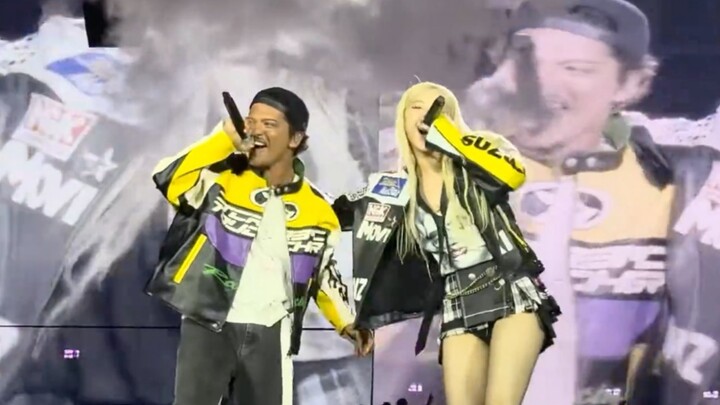 ROSÉ & Bruno Mars Perform “APT.” Together on Stage!