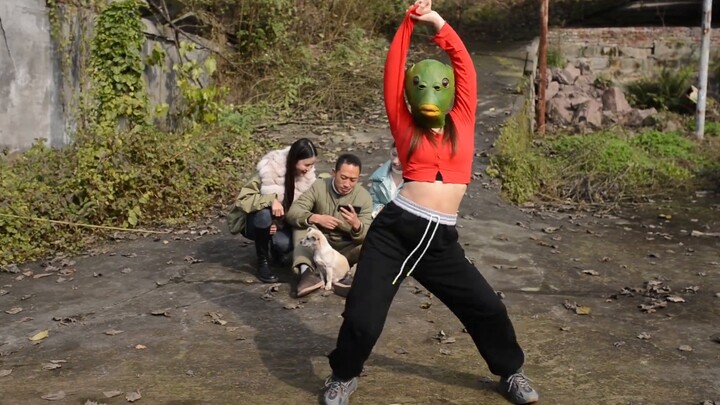 Sudah lama aku tidak menari. Hari ini aku keluar untuk berjemur dan meregangkan otot-ototku.