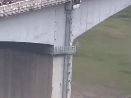 Chongqing, Jembatan Sungai Yangtze, kawan-kawan, seberat apa pun tetap harus bertahan!