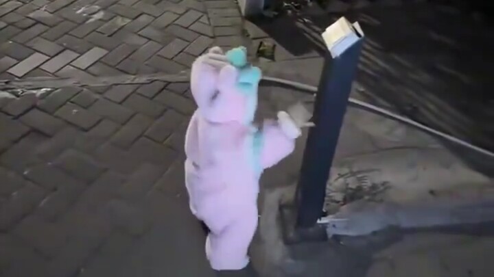 Mang thai mười năm chỉ để sinh ra một chiếc thẻ ra vào.