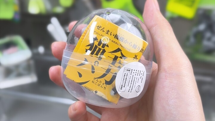 Mở một số chiếc máy gashapon còn “xót tiền” hơn cả xé tiền..