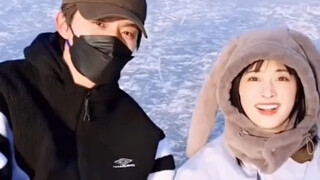Shen Yue dan Wang Jingxuan memerankan pasangan kekasih dalam "Gadis Komik Pembuka", teman baik yang 