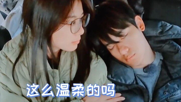 So cute! Hu Xianxu fell asleep with his head resting on Zhao Zhaoyi’s shoulder! He called her “silly