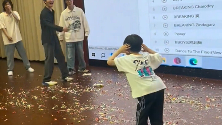 Cậu bé nhảy hip-hop tài năng nhất, kỹ năng nhảy siêu phàm, chiêu đầu tiên khi mở màn đáng yêu quá đỗ