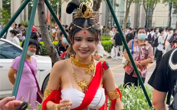 The dog head is super polite!