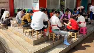 Saat menyantap hotpot jamur di Yunnan, sebaiknya Anda menyimpan sampel kuahnya