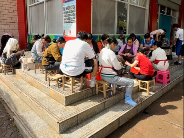 云南吃菌子火锅，汤底要留样