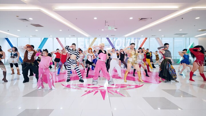 แฟน ๆ ของ Jolin Tsai ปี 2024 เต้นแฟลชม็อบเพื่อสนับสนุน