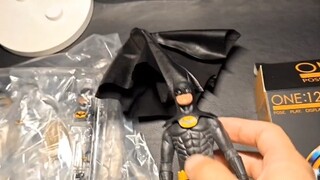 นี่คือสิ่งที่ Keaton Batman ของ Mezco กำลังทำอยู่หรือเปล่า? - - ฉันอยากจะอาเจียนเป็นเลือด