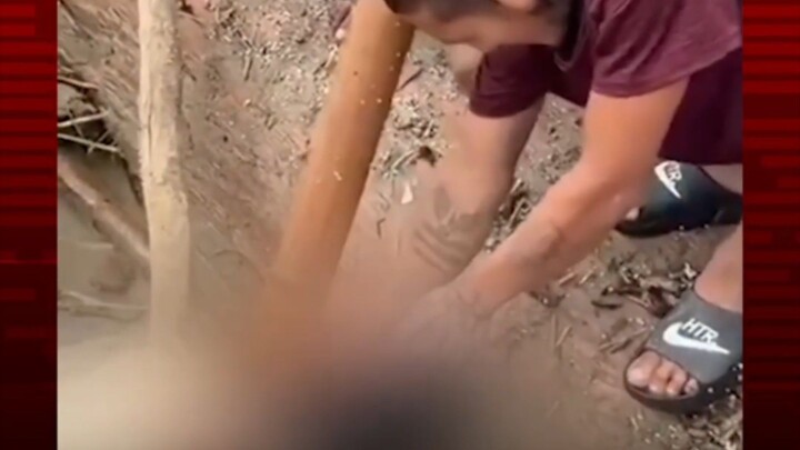 মারা দেহ থেকে গয়না খুলে নিচ্ছে