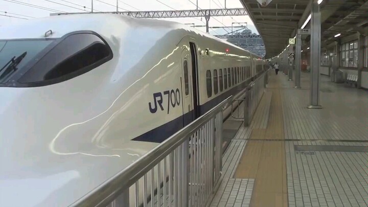 Pelacakan pengemudi perempuan kereta cepat Série 700 JR Tokai.