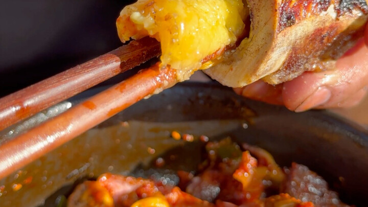 Today, I’m taking you to enjoy yak bone marrow outdoors on the plateau!