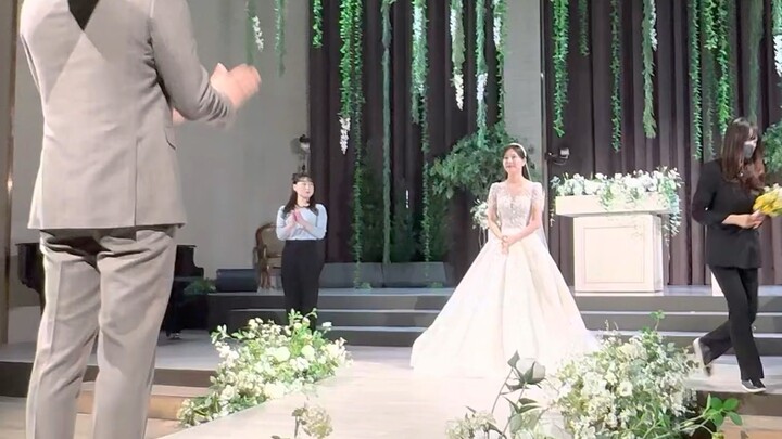 يرقصون على أغاني وندر جيرلز «Tell me» وتوايس «What Is Love» وإيفي «After Like» في حفل الزفاف