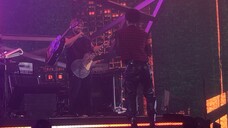 At 2:55, I saw Zhicheng teasing the band brother and dancing so hot