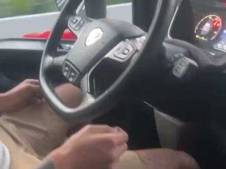 Không thể nào, anh bạn thực sự có người dám vượt xe nửa rơ-moóc à