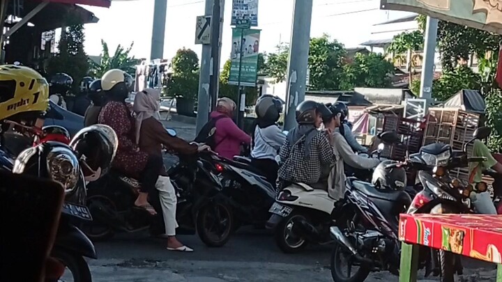 sambil nunggu kereta lewat main lato2 dulu