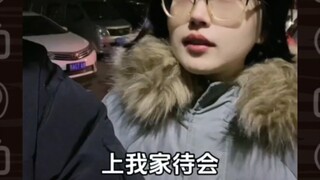 لديّ في المنزل قطة تعرف كيف تمشي الكلاب!