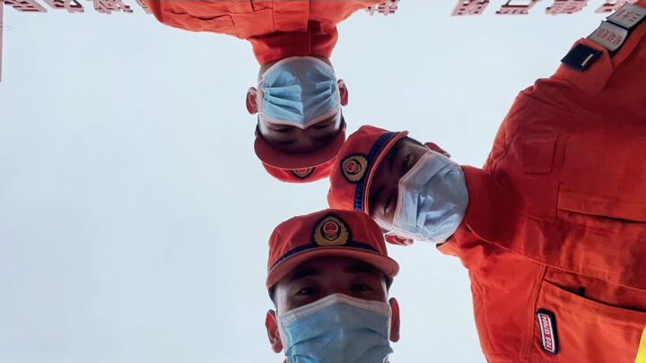 Wait a sec—here’s some creative science from Blue Friends! Watch it first before you swipe away!