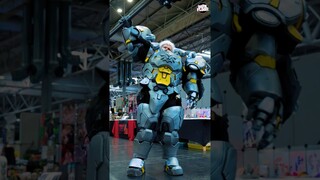 🔥 INSANE REINHARDT COSPLAY BUILD 🤯 #shorts