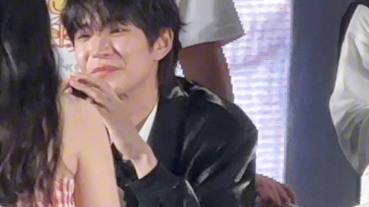 ตอนที่ฉันไปเซ็นหนังสือเล่น คยูอูยนจีก็พูดมุก “ยินดีด้วยนะ”…