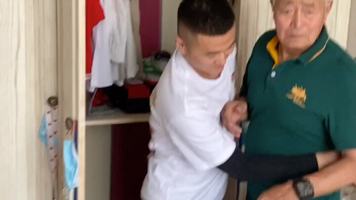 姥爷的传家宝贝 这回你知道姥爷为什么天天换戒指和项链了吧