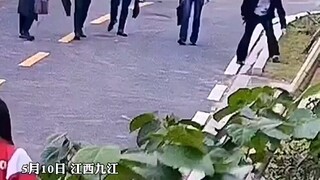 Kepala sekolah memungut sejumlah sampah, dan seorang siswa yang lewat mengambilnya, hal tersebut ten
