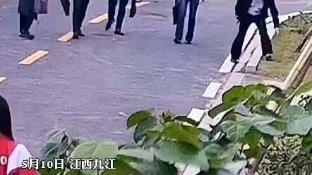 قام المدير بجمع بعض القمامة، وقام أحد الطلاب المارة بأخذها، مما أسعد المعلم المرافق.