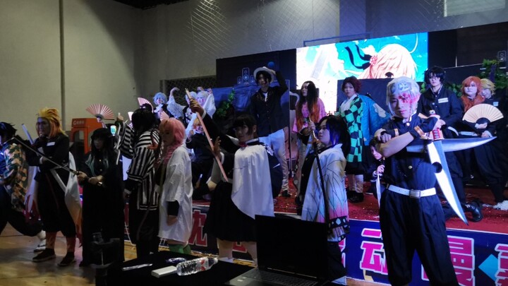 Pertunjukan panggung Karnaval Animasi Shenyang College 2019 Kimetsu no Yaiba oleh Klub Animasi Yaoxi