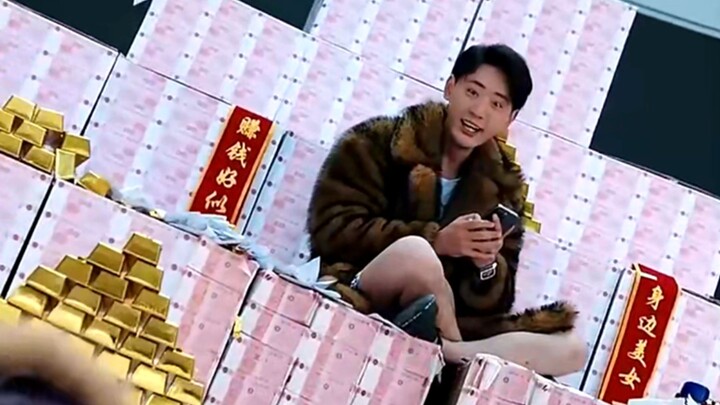 A man laid out 1 billion cash in the city center, offering 1 million to anyone who does a good deed—