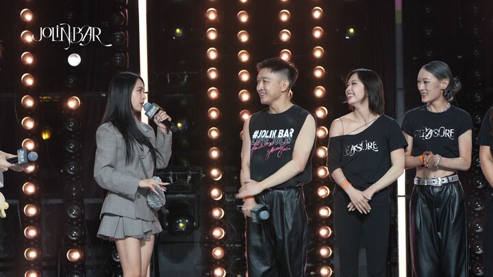 Jolin Tsai's fans are so talented! They danced right up to Jolin Tsai herself!