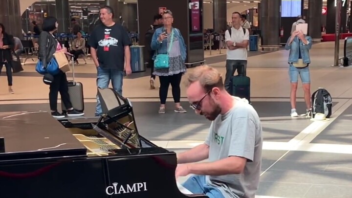 Memainkan Piano di Bandara… "Bohemian Rhapsody"