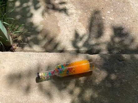 Khoảnh khắc giải áp khi lăn chai xuống cầu thang