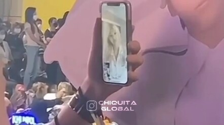 【BABYMONSTER】CHIQUITA妈妈在曼谷参加哥哥的演出活动上与她通进行视频通话